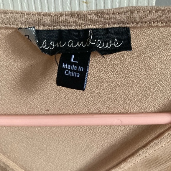 Figure flattering blouse. - Picture 3 of 3